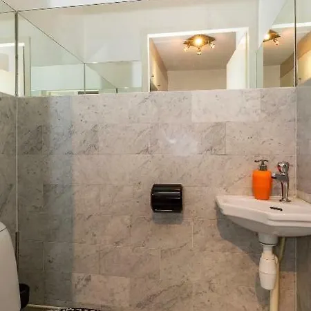 Apartment Cozy For 4 People, 1 Min From The Beach And Formula 1 Free Parking *